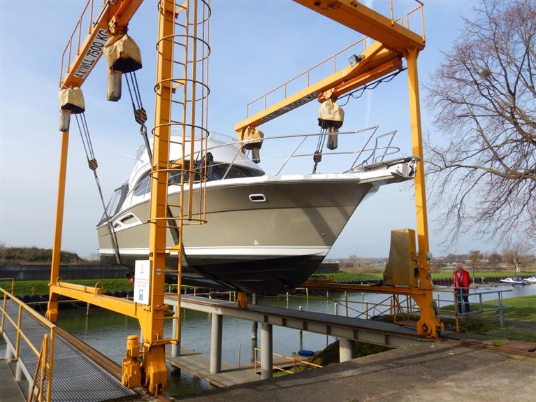 HISWA Aankoopkeuring Riviera 37 Flybridge - Roermond